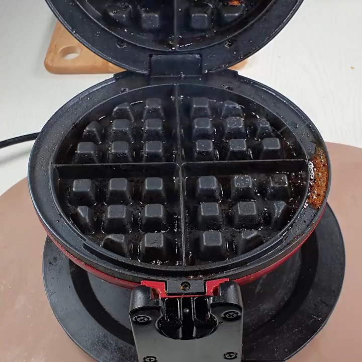 Bukan dengan air, ini cara mudah dan cepat bersihkan cetakan waffle listrik