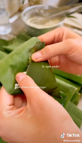 Cara membungkus kue lupis, antiribet dan gampang ditiru pemula