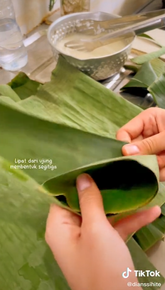 Cara membungkus kue lupis, antiribet dan gampang ditiru pemula