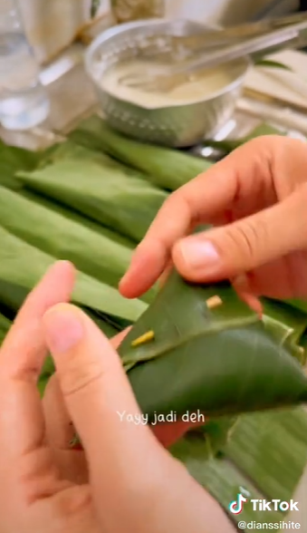 Cara membungkus kue lupis, antiribet dan gampang ditiru pemula