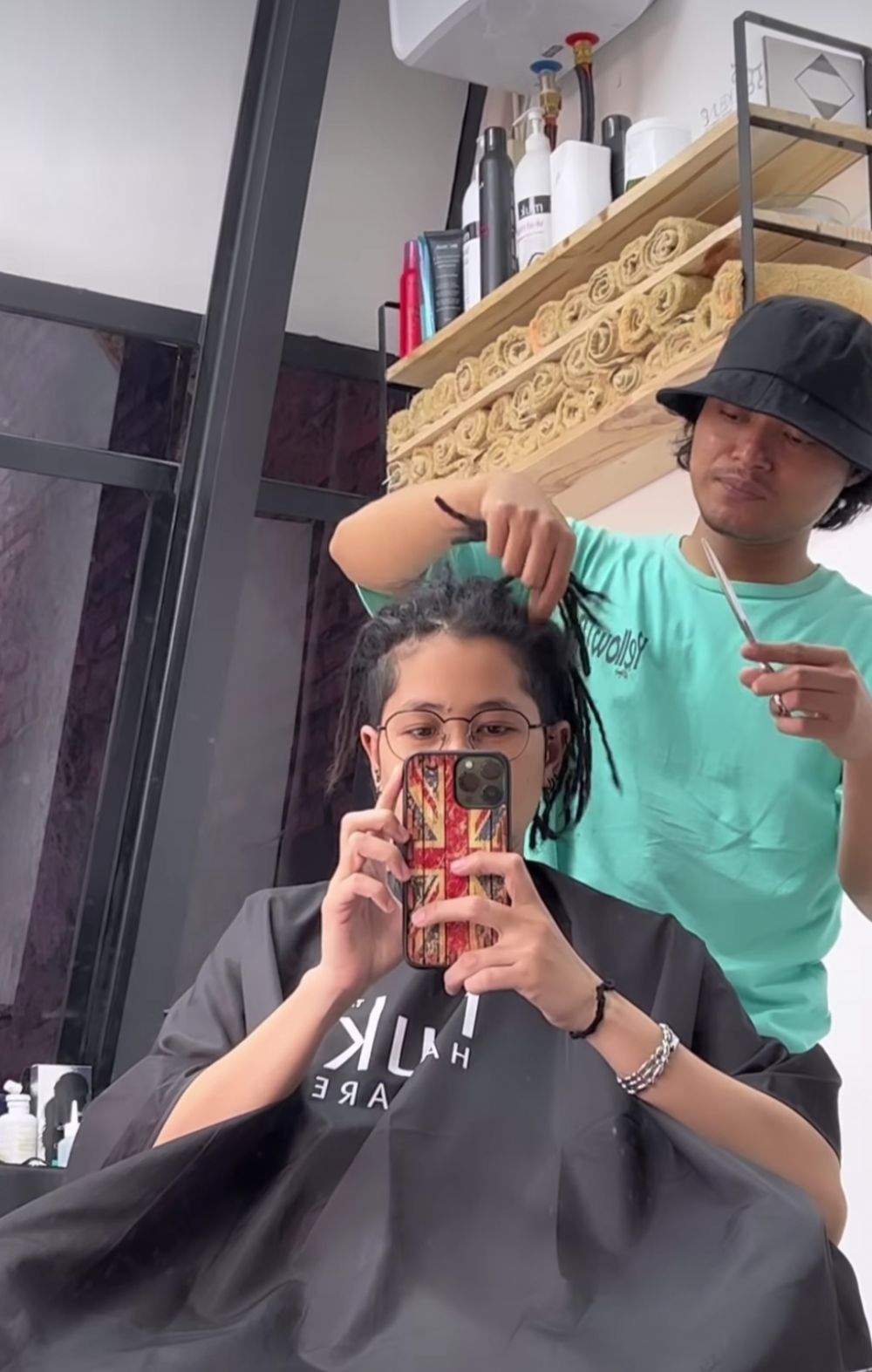 Mita The Virgin potong rambut gimbal Instagram