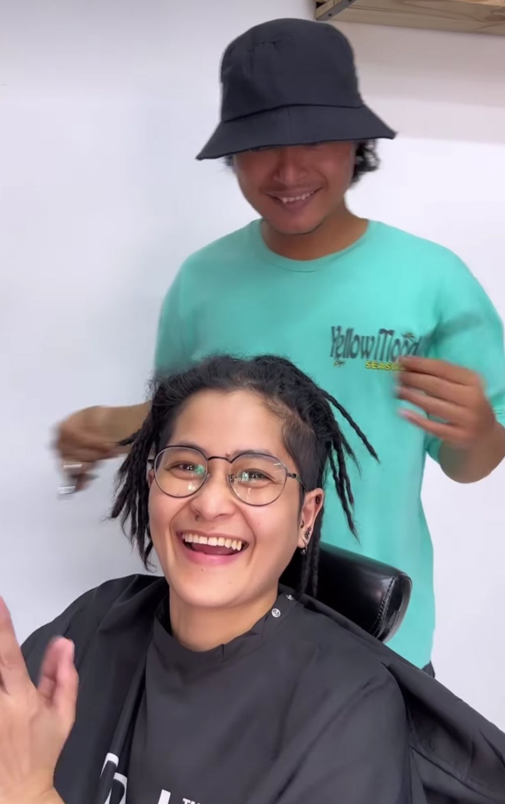 Mita The Virgin potong rambut gimbal © 2023 brilio.net