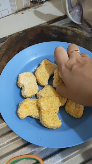 Trik menggoreng nugget yang masih beku agar bagian isinya matang dan antigosong