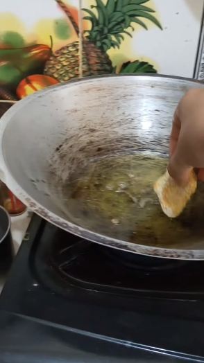 Trik menggoreng nugget yang masih beku agar bagian isinya matang dan antigosong