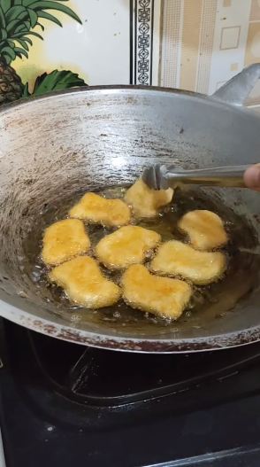 Trik menggoreng nugget yang masih beku agar bagian isinya matang dan antigosong