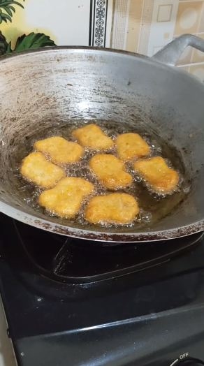 Trik menggoreng nugget yang masih beku agar bagian isinya matang dan antigosong