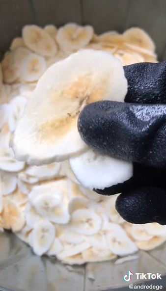 Tanpa tambahan pewarna, ini trik bikin keripik pisang agar warna kuningnya lebih cerah