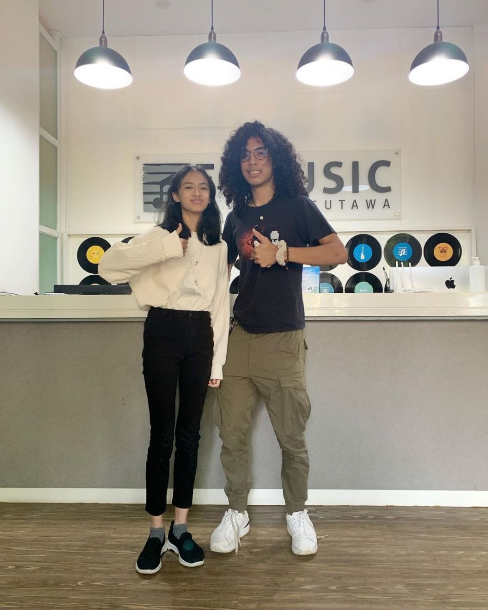 potret kedekatan seleb dan saudara tiri bak kekasih © instagram potret kedekatan seleb dan saudara tiri bak kekasih © instagram