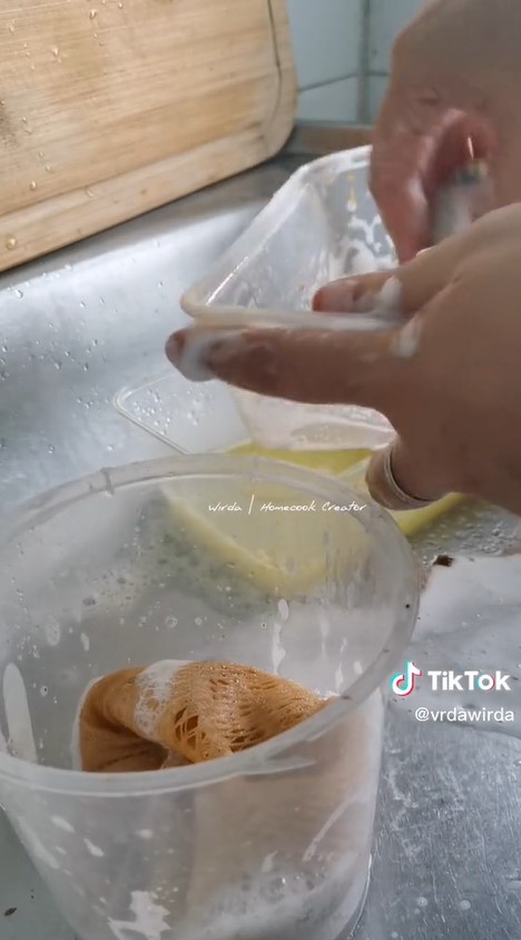 Lebih hemat sabun cuci piring, ini cara bersihkan noda minyak di tempat makan plastik