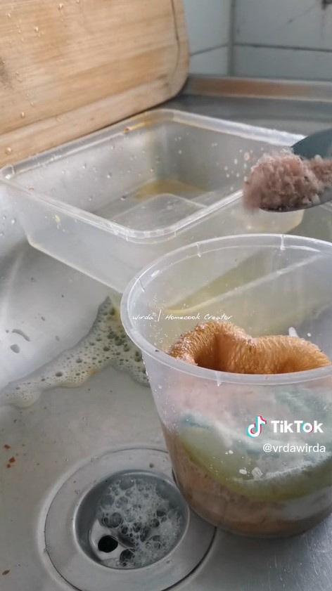 Lebih hemat sabun cuci piring, ini cara bersihkan noda minyak di tempat makan plastik