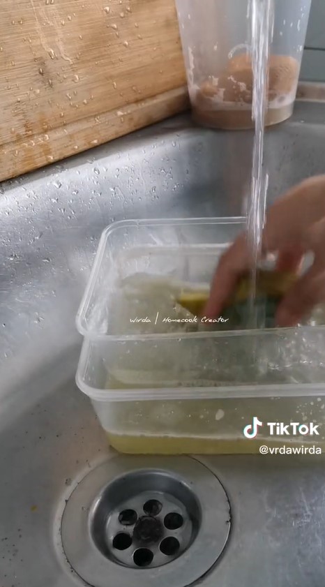 Lebih hemat sabun cuci piring, ini cara bersihkan noda minyak di tempat makan plastik