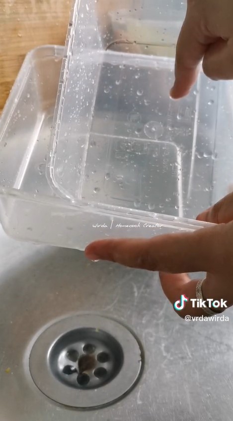 Lebih hemat sabun cuci piring, ini cara bersihkan noda minyak di tempat makan plastik