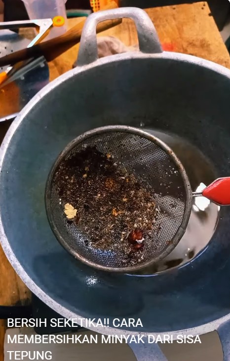Tanpa menunggu lama, begini trik menjernihkan minyak goreng dari sisa tepung halus