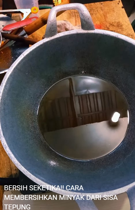 Tanpa menunggu lama, begini trik menjernihkan minyak goreng dari sisa tepung halus