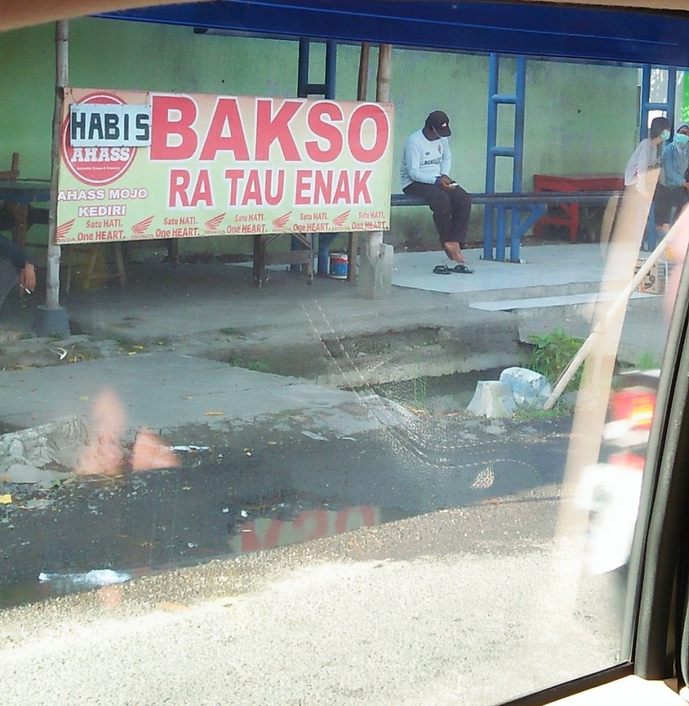 spanduk penjual bakso ini nyeleneh © 2023 brilio.net spanduk penjual bakso ini nyeleneh © 2023 brilio.net