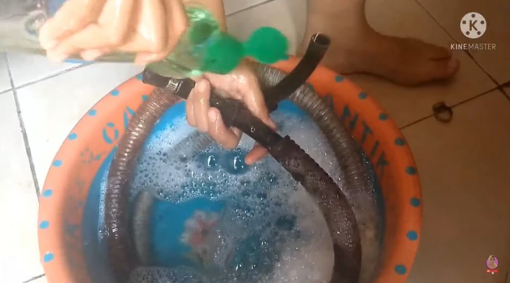 Cara bersihkan noda hitam di selang gas LPG, kinclong seperti baru