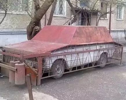 Penampakan nyeleneh garasi mobil di tempat tak terduga Berbagai sumber