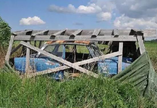 Penampakan nyeleneh garasi mobil di tempat tak terduga Berbagai sumber