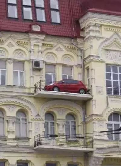 Penampakan nyeleneh garasi mobil di tempat tak terduga Berbagai sumber