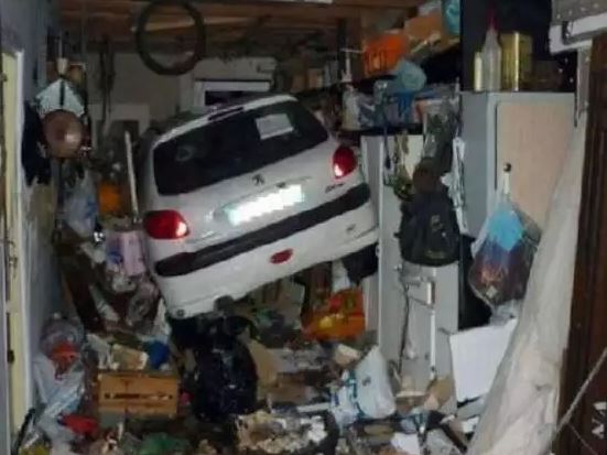 13 Penampakan nyeleneh garasi mobil di tempat tak terduga, bikin geleng-geleng kepala