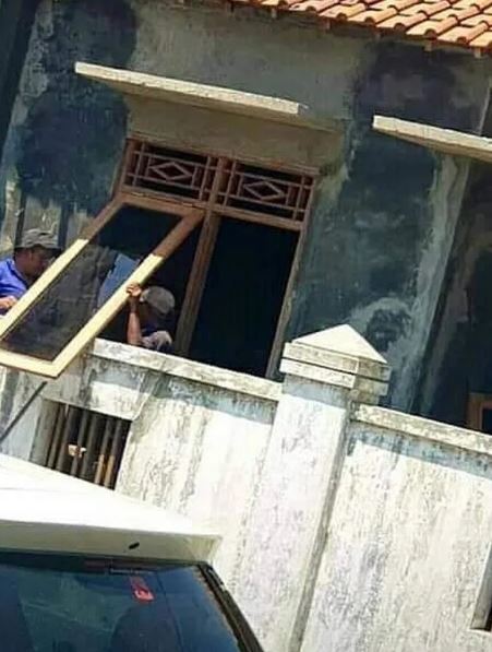 Tingkah absurd kuli bangunan saat bekerja Berbagai sumber