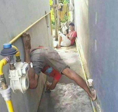 Tingkah absurd kuli bangunan saat bekerja Berbagai sumber