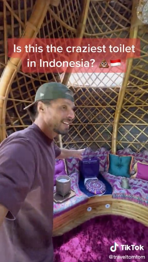 gubuk bambu toilet artistik © TikTok/@traveltomtom