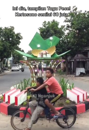 Penampakan Tugu Kertosono rogoh dana Rp 60 juta Berbagai sumber