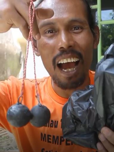 Aksi keren pria bikin lato-lato dari limbah plastik kresek TikTok Aksi keren pria bikin lato-lato dari limbah plastik kresek TikTok