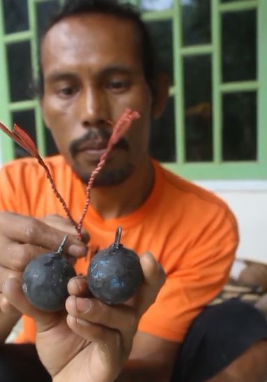 Aksi keren pria bikin lato-lato dari limbah plastik kresek TikTok Aksi keren pria bikin lato-lato dari limbah plastik kresek TikTok