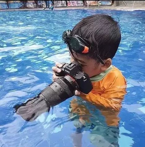 Potret absurd orang di kolam renang Berbagai sumber