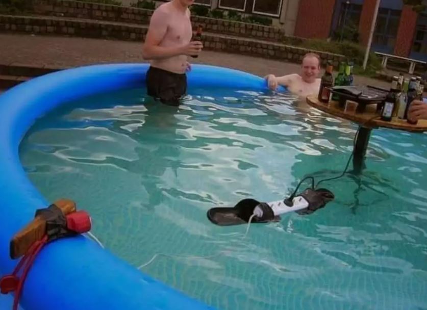 Potret absurd orang di kolam renang Berbagai sumber