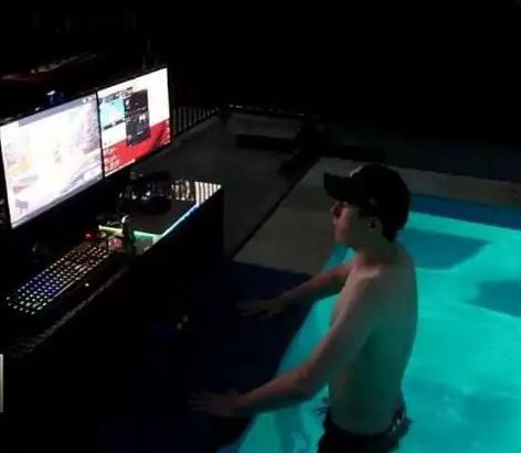 Potret absurd orang di kolam renang Berbagai sumber