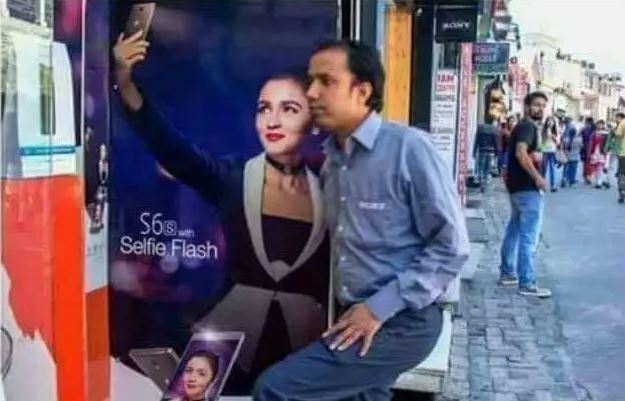 Pose unik orang selfie ini gayanya curi perhatian Berbagai sumber Pose unik orang selfie ini gayanya curi perhatian Berbagai sumber