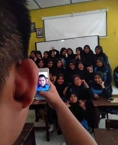 Pose unik orang selfie ini gayanya curi perhatian Berbagai sumber