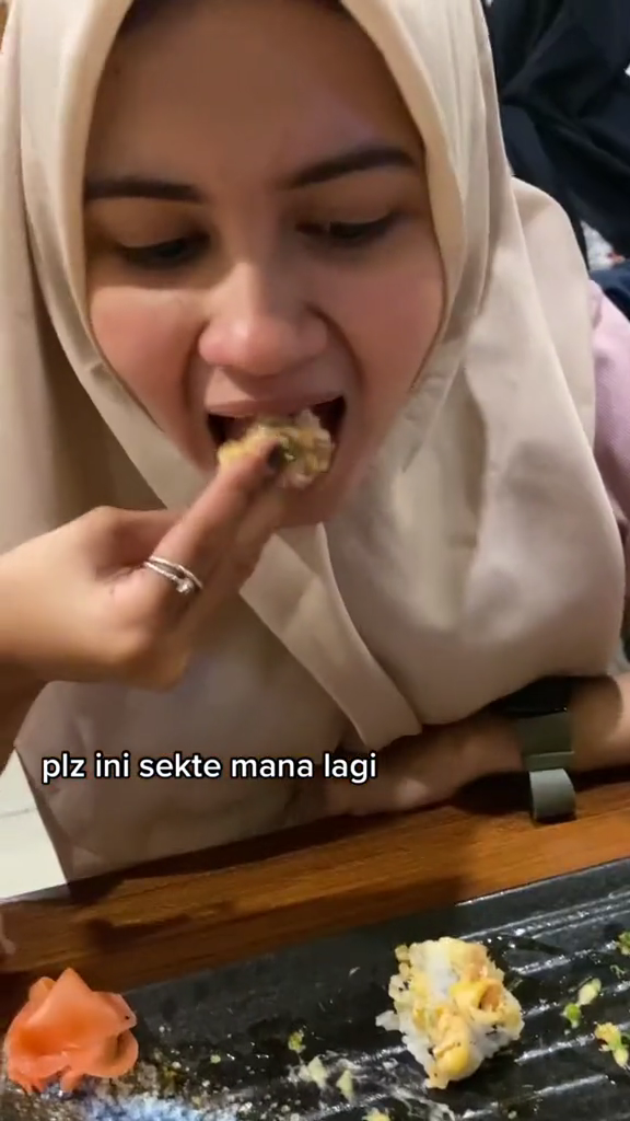 Aksi wanita menyantap sushi di restoran Jepang ini serasa makan di warung pecel lele, antimainstream