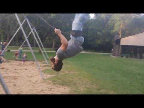 Momen apes mainan ayunan © 2023 brilio.net Momen apes mainan ayunan © 2023 brilio.net