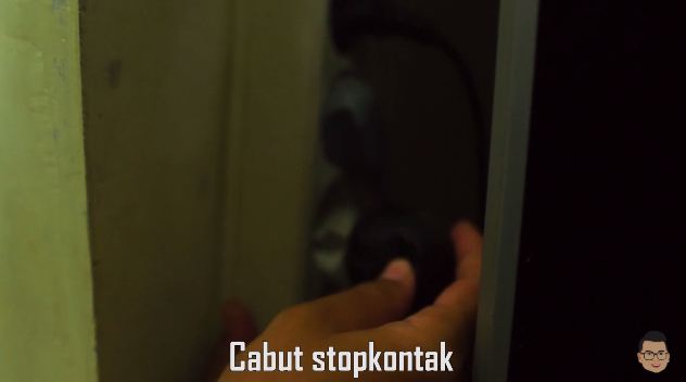 Cara mudah dan cepat membersihkan bunga es pada freezer box, cuma butuh waktu satu menit