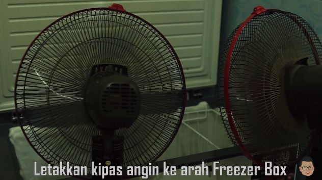Cara mudah dan cepat membersihkan bunga es pada freezer box, cuma butuh waktu satu menit