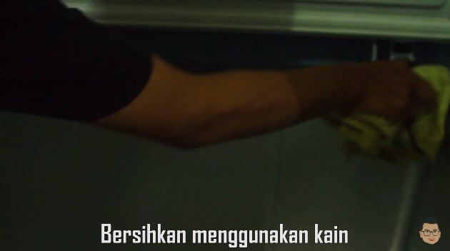 Cara mudah dan cepat membersihkan bunga es pada freezer box, cuma butuh waktu satu menit