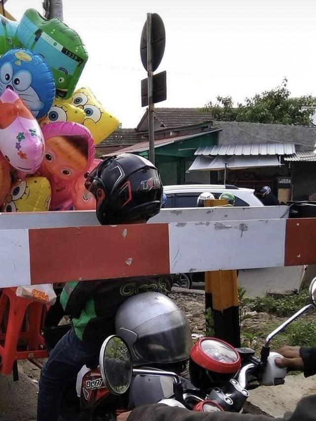 pengendara di perlintasan kereta api © Berbagai sumber