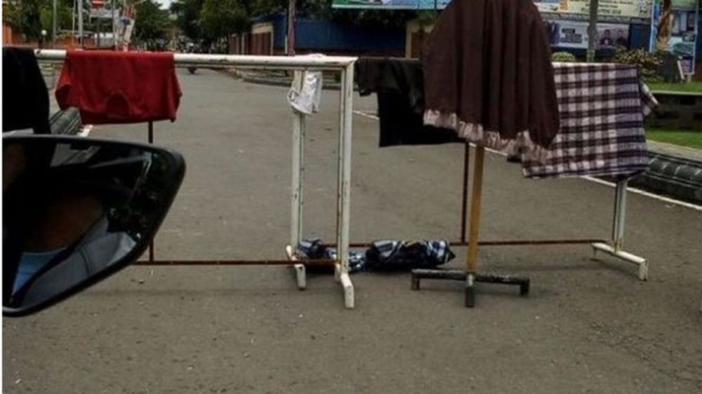 Aksi nyeleneh orang jemur barang © 2023 brilio.net