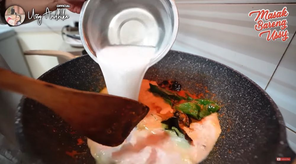 9 Cara Ussy Sulistiawaty bikin ayam bakar Padang ala restoran, bumbunya meresap sempurna