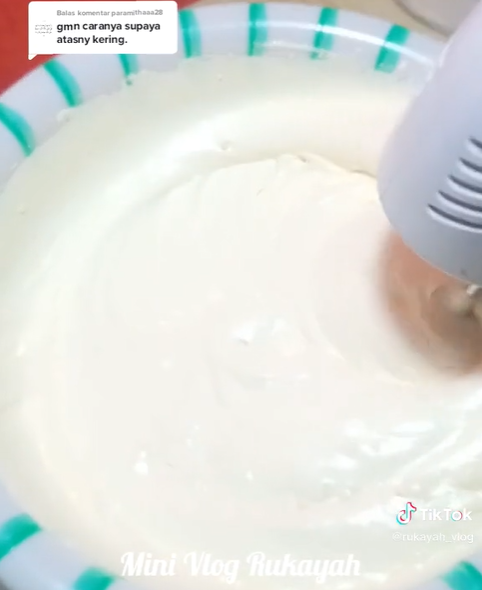 Tanpa oven, ini cara memanggang bolu agar motif bagian atas kering dan matang merata