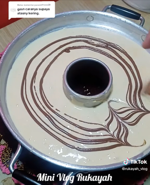 Tanpa oven, ini cara memanggang bolu agar motif bagian atas kering dan matang merata