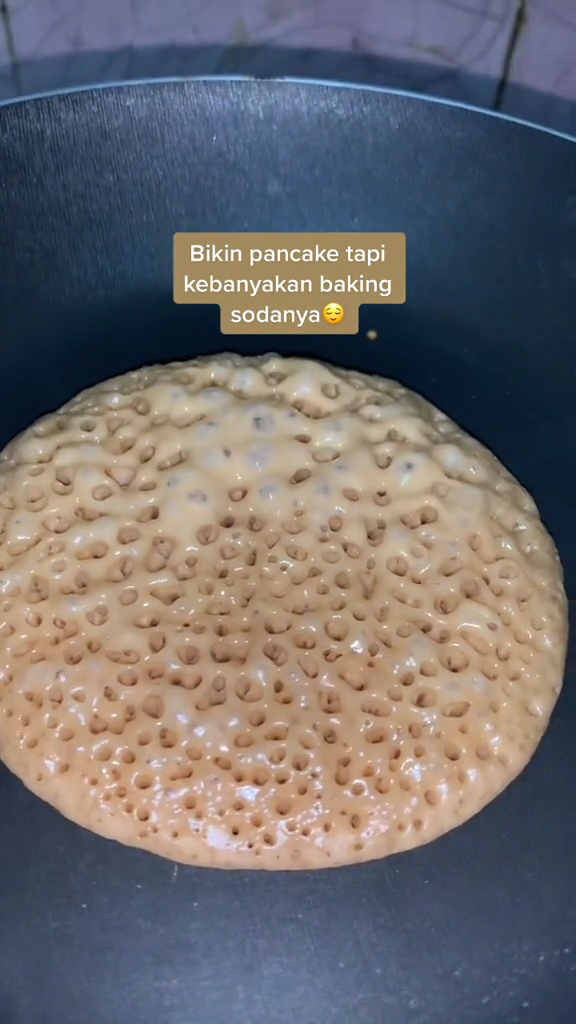 Salah takaran adonan, hasil pancake wanita ini malah bikin merinding