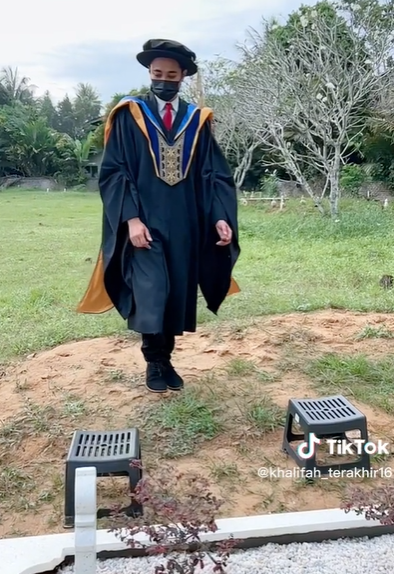 Tangis pria ini pecah ketika berhasil raih gelar S3 © 2023 brilio.net Tangis pria ini pecah ketika berhasil raih gelar S3 © 2023 brilio.net