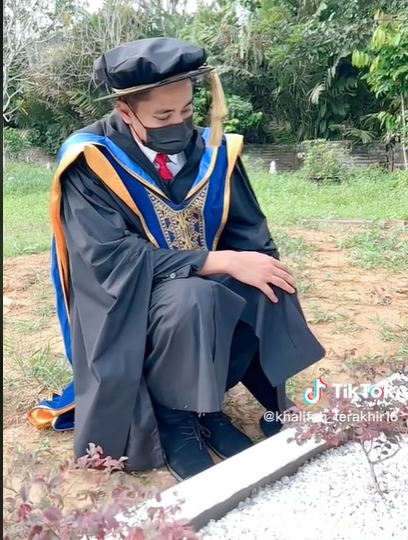 Tangis pria ini pecah ketika berhasil raih gelar S3 © 2023 brilio.net Tangis pria ini pecah ketika berhasil raih gelar S3 © 2023 brilio.net