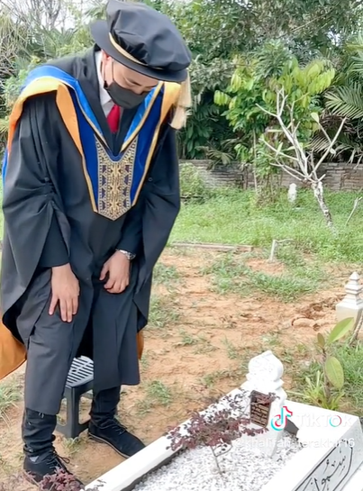 Tangis pria ini pecah ketika berhasil raih gelar S3 © 2023 brilio.net Tangis pria ini pecah ketika berhasil raih gelar S3 © 2023 brilio.net