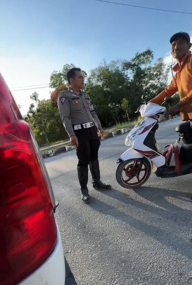 Aksi polisi cegat pasangan kakek nenek yang motornya mogok ini tuai apresiasi